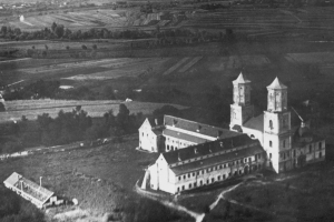 Zesp klasztorny Benedyktynek. Widok lotniczy z 1938 roku.
